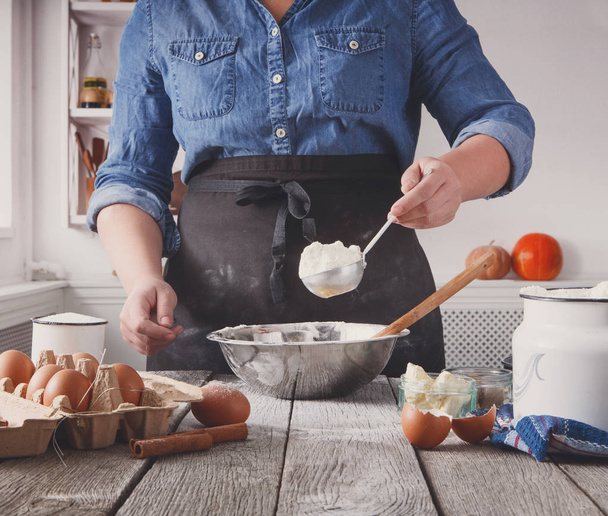 Baker nő teszi a tészta, tojás, vaj és Liszt - Fotó, kép
