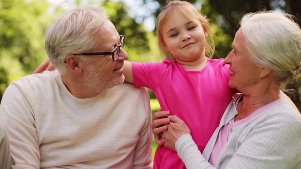 Senior grootouders en kleindochter op park - Video