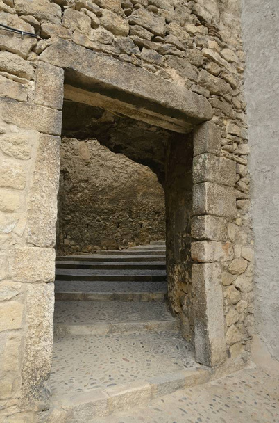 Ворота в кам'яній алеї
 - Фото, зображення