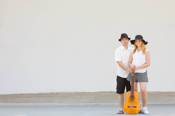 Ember gitározni, nő, szórakozás - Fotó, kép