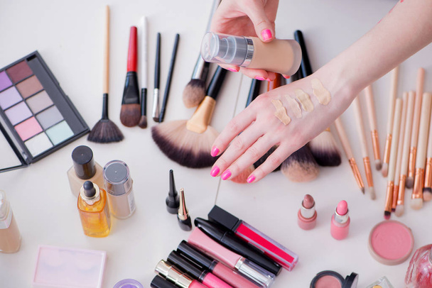 Coleção de produtos de maquiagem exibidos na mesa - Foto, Imagem