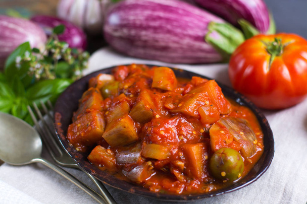 Лучшая итальянская еда - сицилийская капоната с баклажанами, помидорами
,  - Фото, изображение