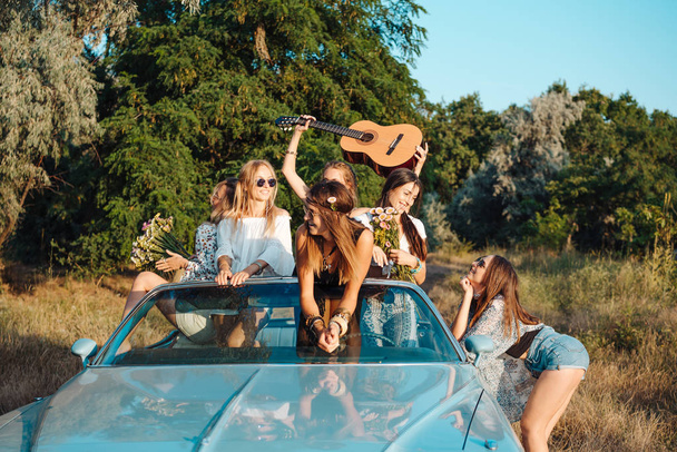 Seis chicas se divierten en el campo - Foto, imagen