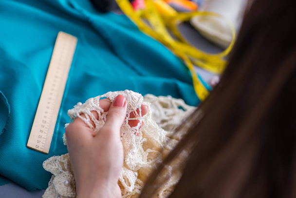 Kobieta krawiec pracuje na odzieży szycie szycia pomiaru fa - Zdjęcie, obraz
