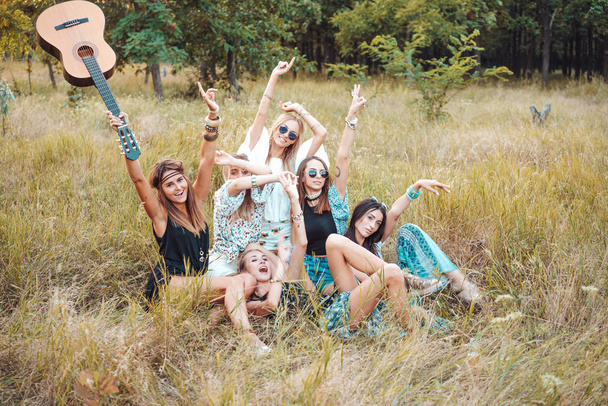 Doğada altı kız eğleniyor. - Fotoğraf, Görsel