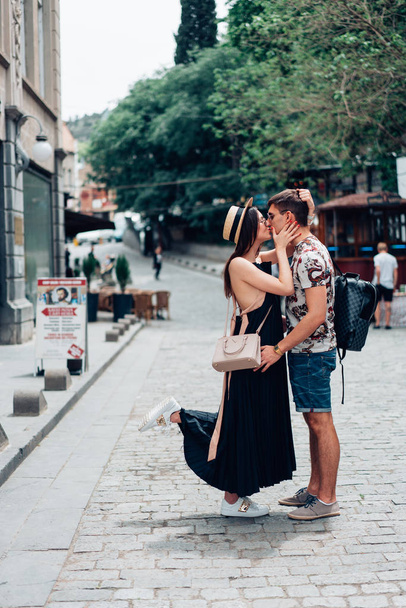genç bir çift aşık, sokakta sarılma. - Fotoğraf, Görsel