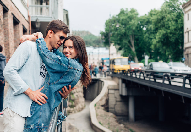 Guy en meisje op een stad straat - Foto, afbeelding