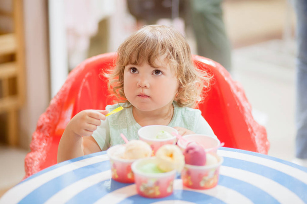 little girl eating ice cream - Zdjęcie, obraz