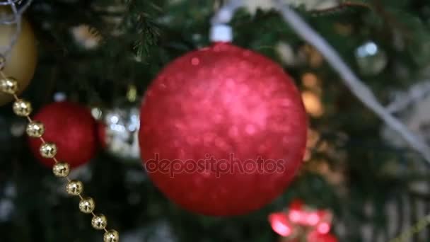όμορφο κόκκινο χριστουγεννιάτικο παιχνίδι για το χριστουγεννιάτικο δέντρο - Πλάνα, βίντεο