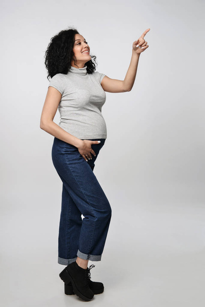 Mujer embarazada con espacio de copia en la palma
 - Foto, imagen