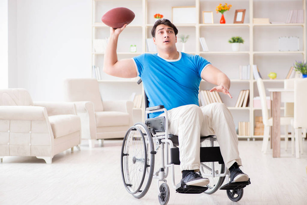 Nuori mies amerikkalainen jalkapalloilija toipumassa pyörätuolissa - Valokuva, kuva
