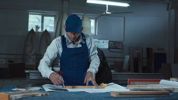 Uomo che lavora con dettaglio in falegnameria
 - Foto, immagini