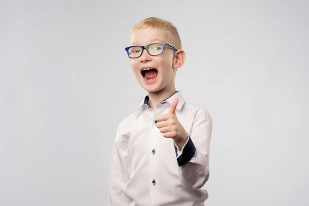 Portret van een gelukkige jongen met duimen omhoog gebaar - Foto, afbeelding