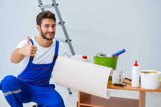 Reparador fazendo reparação de renovação na casa com papel wallpa - Foto, Imagem
