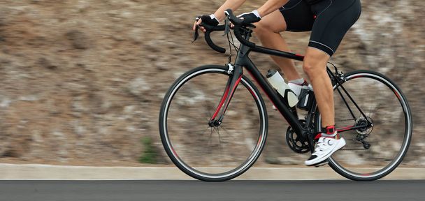 Hareket Bulanıklığı bir bisiklet yarışı Bisiklet ve binici - Fotoğraf, Görsel