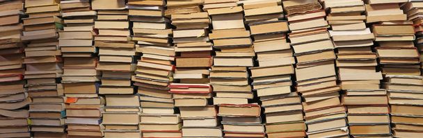 Bücher in vielen Größen zur Vorbereitung auf universitäre Prüfungen - Foto, Bild