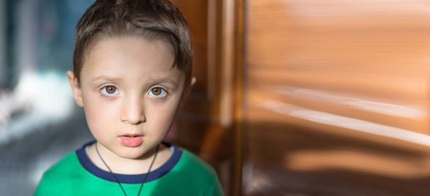 Ritratto ravvicinato di un bambino europeo sorpreso che guarda la fotocamera su sfondo chiaro
 - Foto, immagini