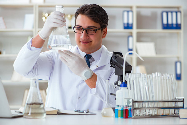 Jeune chercheur scientifique effectuant un test de contamination de l'eau expe - Photo, image