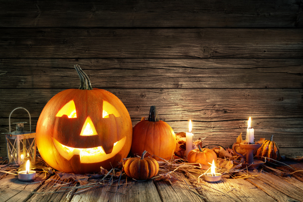 Zucche e candele di Halloween su legno
 - Foto, immagini