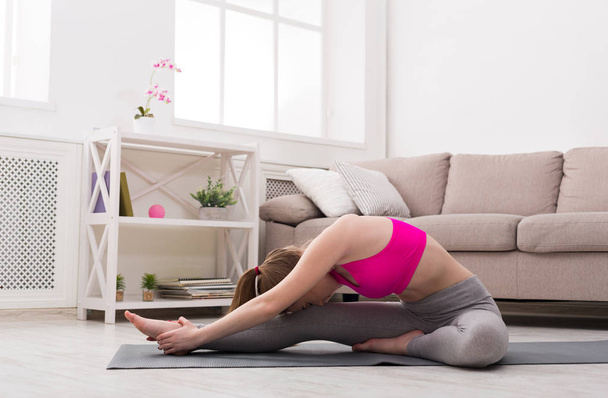 Жінка тренує йогу в сидячій голові до позу коліна
. - Фото, зображення