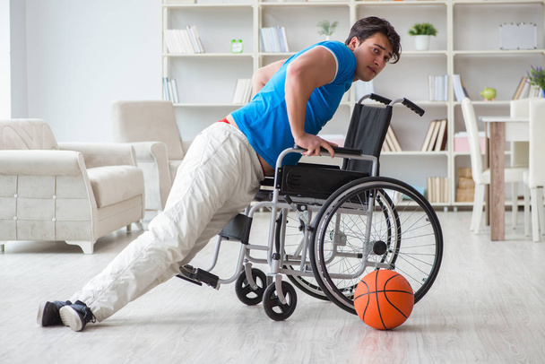Mladý basketbalista na invalidním vozíku zotavuje ze zranění - Fotografie, Obrázek