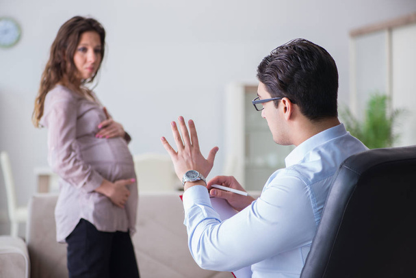 Donna incinta dal medico psicologo - Foto, immagini