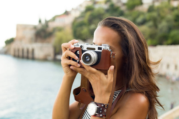 γυναίκα, φωτογραφίζοντας με το εκλεκτής ποιότητας φωτογραφική μηχανή - Φωτογραφία, εικόνα