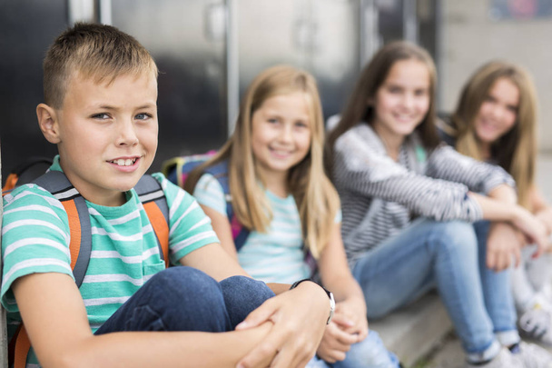 pré-adolescentes élèves à l'extérieur de la salle de classe - Photo, image