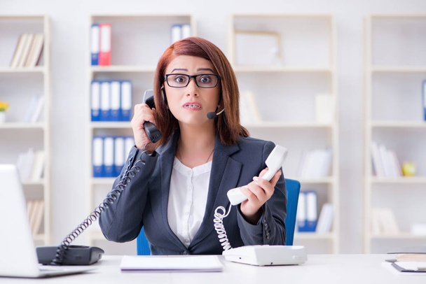 Frusztrált call center asszisztens válaszol a hívásokra - Fotó, kép