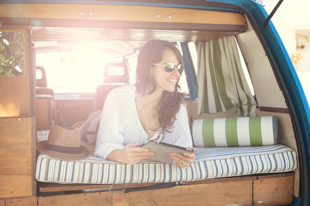 Mulher bonita desfrutando de uma viagem de carro minivan
 - Foto, Imagem