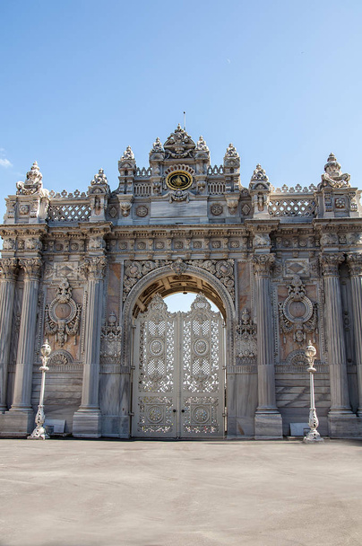 Πύλη του το παλάτι Ντολμά Μπαχτσέ στην Κωνσταντινούπολη, Τουρκία - Φωτογραφία, εικόνα