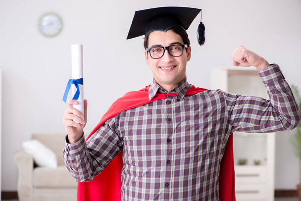 Süper kahraman öğrenci havan topu şapkası takarak mezun oluyor. - Fotoğraf, Görsel