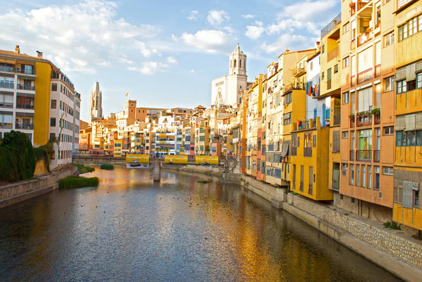 Gérone maisons colorées sur le fleuve, Catalogne, Espagne
 - Photo, image