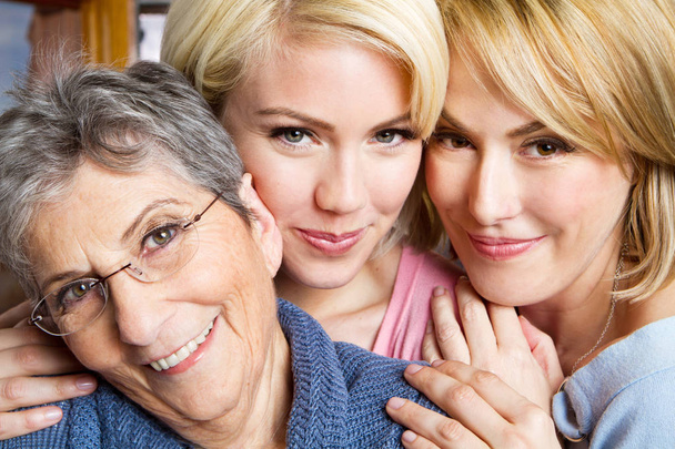 Famiglia di tre generazioni di donne
. - Foto, immagini