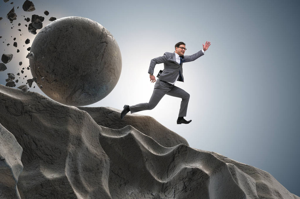 Бізнесмен втікає від падаючого прокатного каменю
 - Фото, зображення