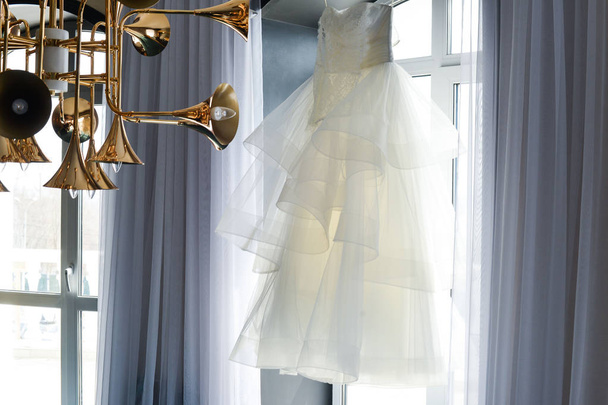 Strumpfband auf dem Bein einer Braut, Hochzeitstag Momente - Foto, Bild