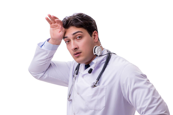 Młody lekarz z zestawu słuchawkowego na białym tle - Zdjęcie, obraz