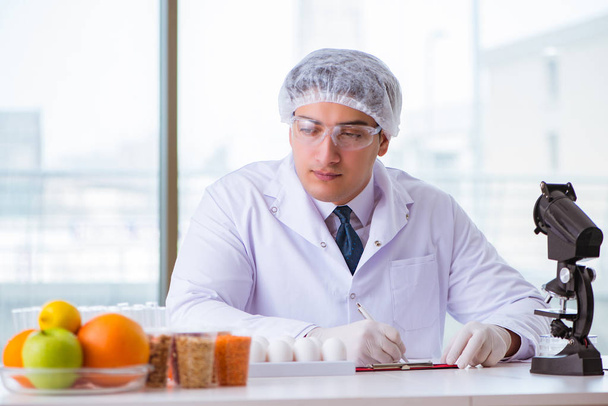 Besin uzmanı gıda ürünlerini laboratuarda test ediyor. - Fotoğraf, Görsel