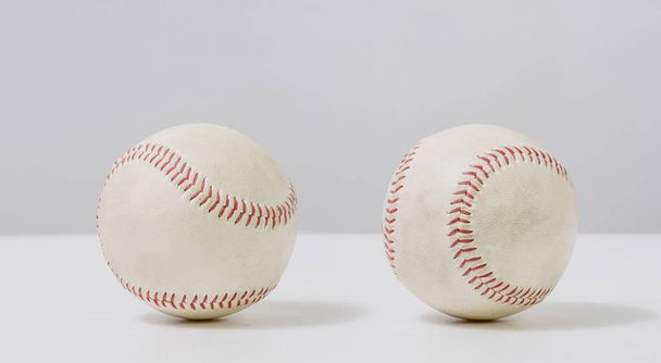 dois beisebol branco velho no fundo branco
 - Foto, Imagem