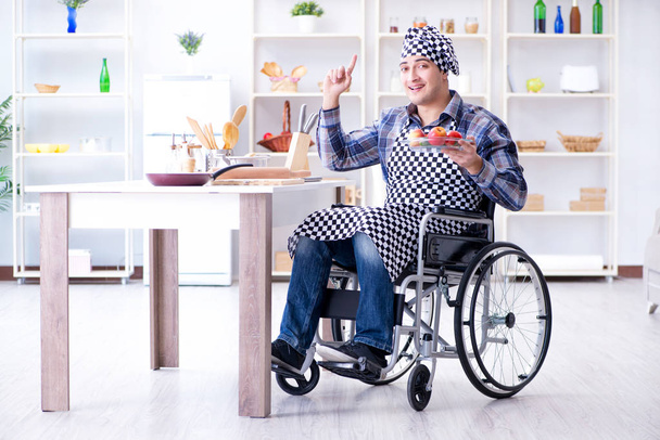 Mladý zdravotně postižený manžel připravuje salát - Fotografie, Obrázek