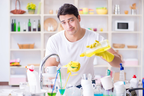 Muž frustrovaný tím, že musí umývat nádobí - Fotografie, Obrázek