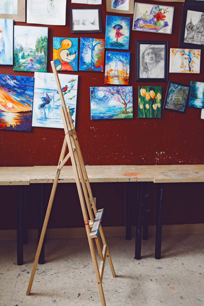 painting wooden easel - 写真・画像
