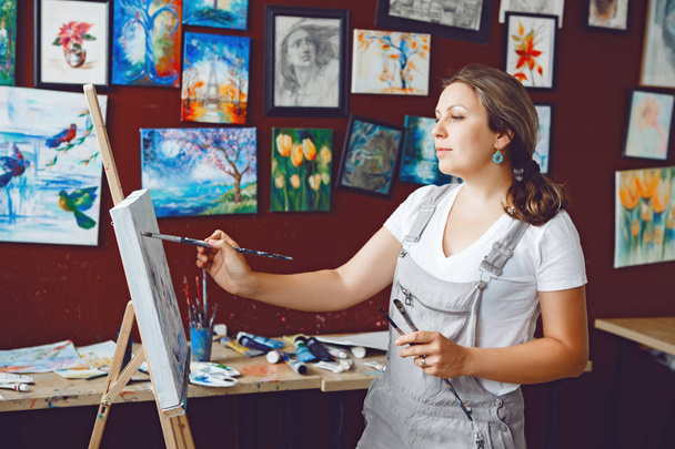 female artist in art studio  - Fotografie, Obrázek