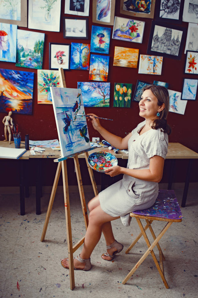 artiste féminine dans le studio d'art
  - Photo, image
