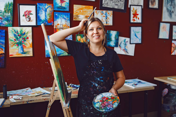 art Studio kadın sanatçı  - Fotoğraf, Görsel