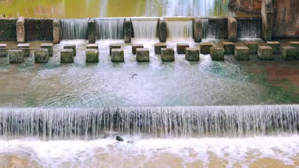 Непрерывное движение воды на плотине или плотине для замедления течения воды в реке. Есть свежие зеленые зоны в Таиланде
. - Кадры, видео