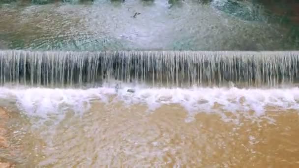 Escena continua de movimiento de agua de vertedero o presa para ralentizar el flujo de agua en el río. Hay zonas verdes frescas en Tailandia
. - Metraje, vídeo
