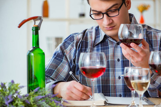 Profesjonalny sommelier degustacja czerwonego wina - Zdjęcie, obraz