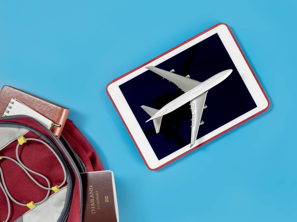 Flugzeug fliegt auf einem Tablet für Backpacker Reisekonzept - Foto, Bild