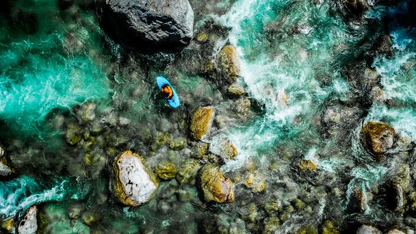 Крайняя белая вода Каякер наполнитель на Изумрудных водах реки Соча, Словения, являются рафтинг рай для искателей адреналина, а также любителей природы, воздушный вид
. - Фото, изображение